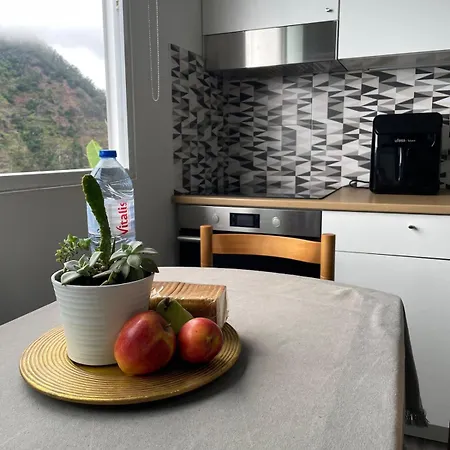 Charming Hill View Retreat *