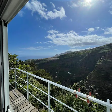 Charming Hill View Retreat