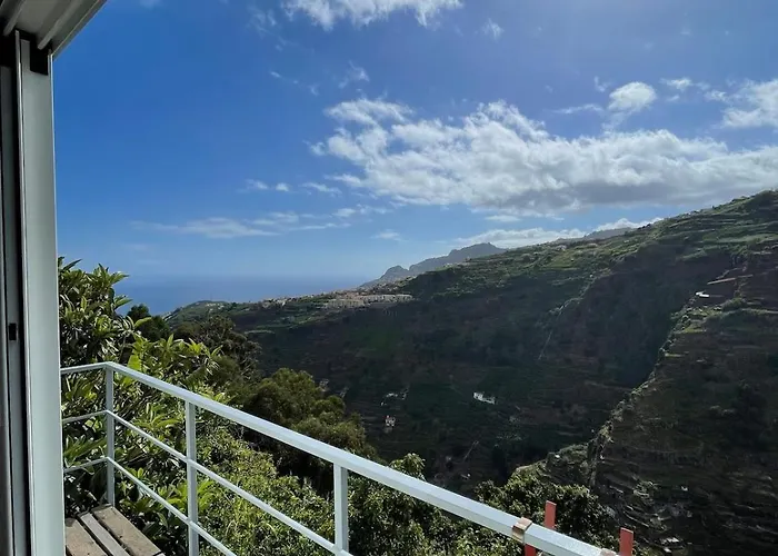 Charming Hill View Retreat