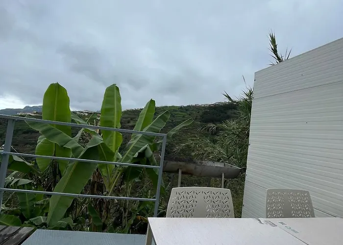 Semesterbostad Charming Hill View Retreat *
