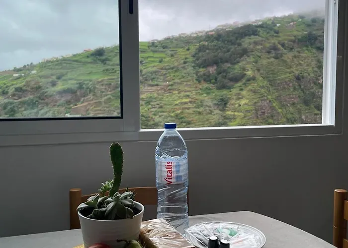 Semesterbostad Charming Hill View Retreat